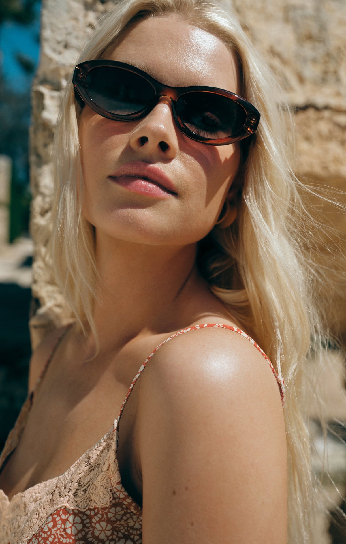 Rosie | Women’s Oval Sunglasses | Tinted Lenses Rounded Frame Everyday Wear — image 01 — MAREACO